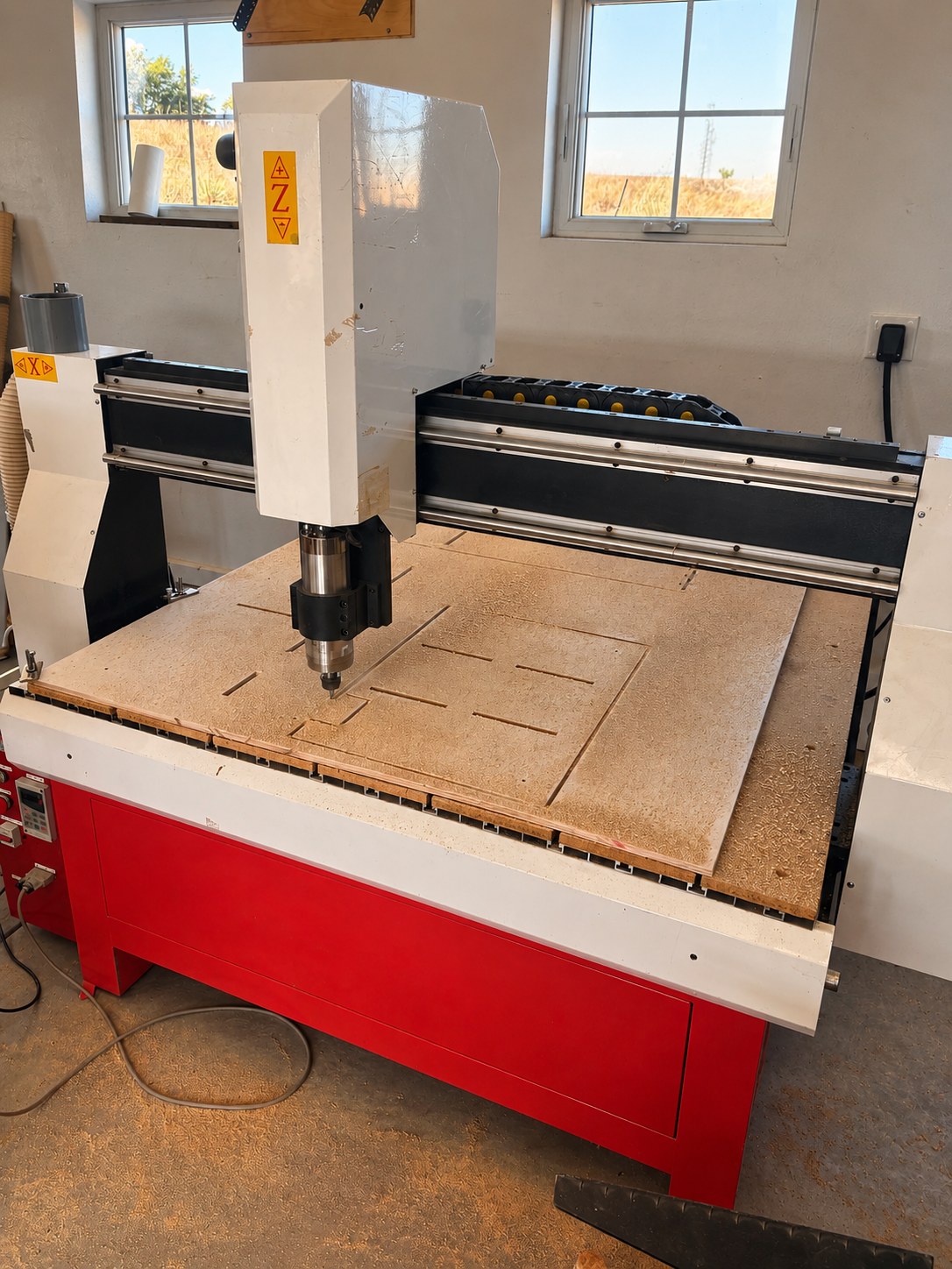 Cupboard with a divider and outlet cut-out: On the machine